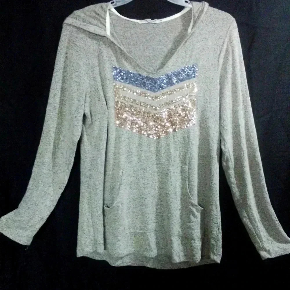 Pullover with hoodie and hand pockets